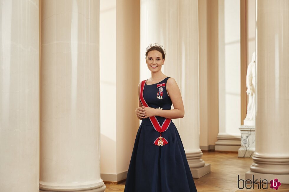 Ingrid Alexandra de Noruega con la tiara Boucheron, traje de gala y condecoraciones en un posado por su 18 cumpleaños