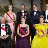 Foto oficial de Ingrid Alexandra de Noruega con sus padres, hermanos y abuelos por la cena de gala por su 18 cumpleaños