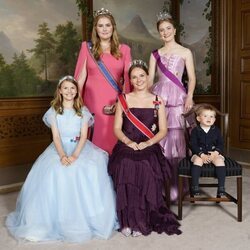 Amalia de Holanda, Elisabeth de Bélgica, Estelle de Suecia, Ingrid Alexandra de Noruega y Charles de Luxemburgo en el 18 cumpleaños de Ingrid Alexandra de