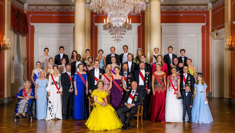 Ingrid Alexandra de Noruega con la Familia Real Noruega y los royals invitados a la cena de gala por su 18 cumpleaños