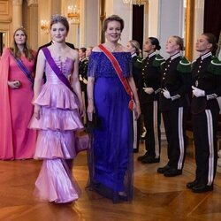 Máxima de Holanda, Amalia de Holanda, Elisabeth de Bélgica y Matilde de Bélgica en la cena de gala por el 18 cumpleaños de Ingrid Alexandra de Noruega