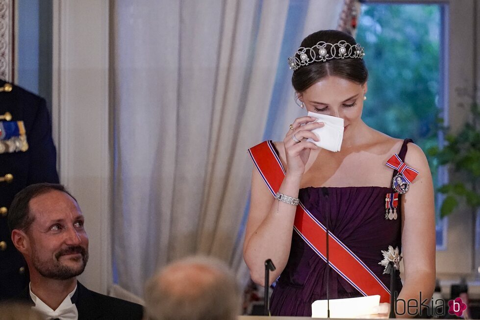 Ingrid Alexandra de Noruega llorando de emoción en la cena de gala por su 18 cumpleaños