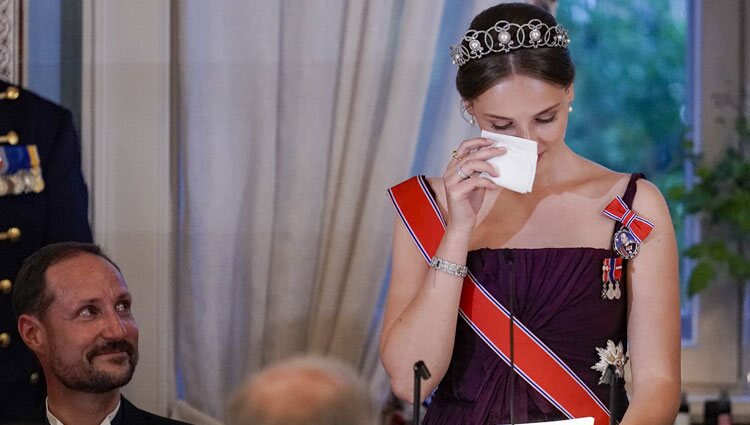 Ingrid Alexandra de Noruega llorando de emoción en la cena de gala por su 18 cumpleaños