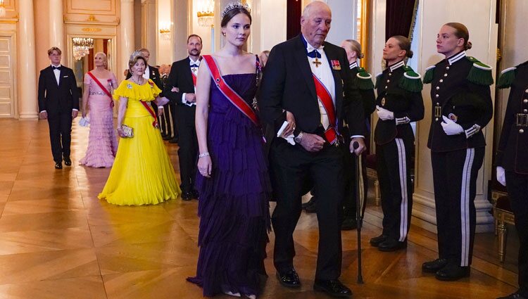 Ingrid Alexandra de Noruega con sus padres, sus hermanos y sus abuelos en la cena de gala por su 18 cumpleaños