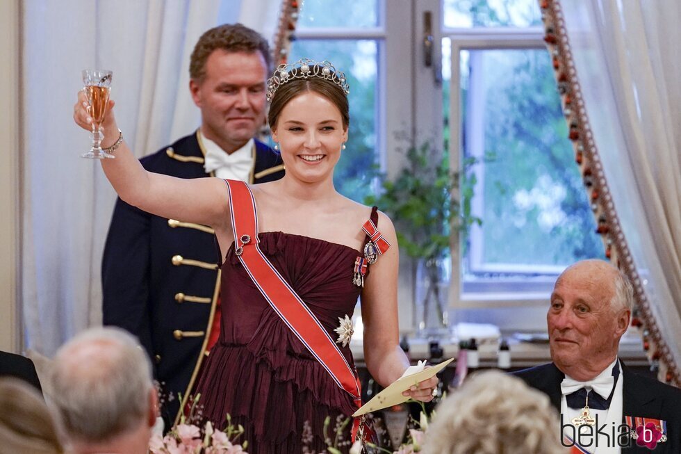 Ingrid Alexandra de Noruega brindando en la cena de gala por su 18 cumpleaños