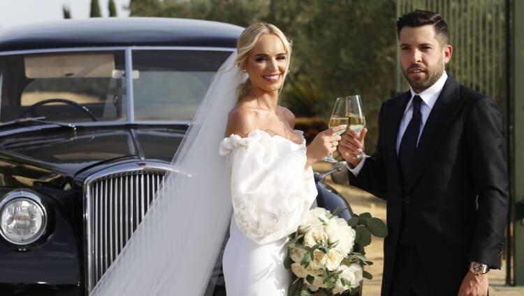 Jordi Alba y Romarey Ventura durante su boda en Sevilla