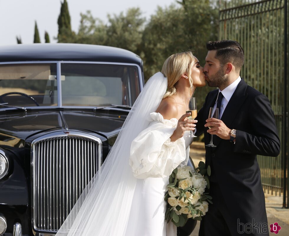 Jordi Alba y Romarey Ventura besándose tras darse el 'sí, quiero'