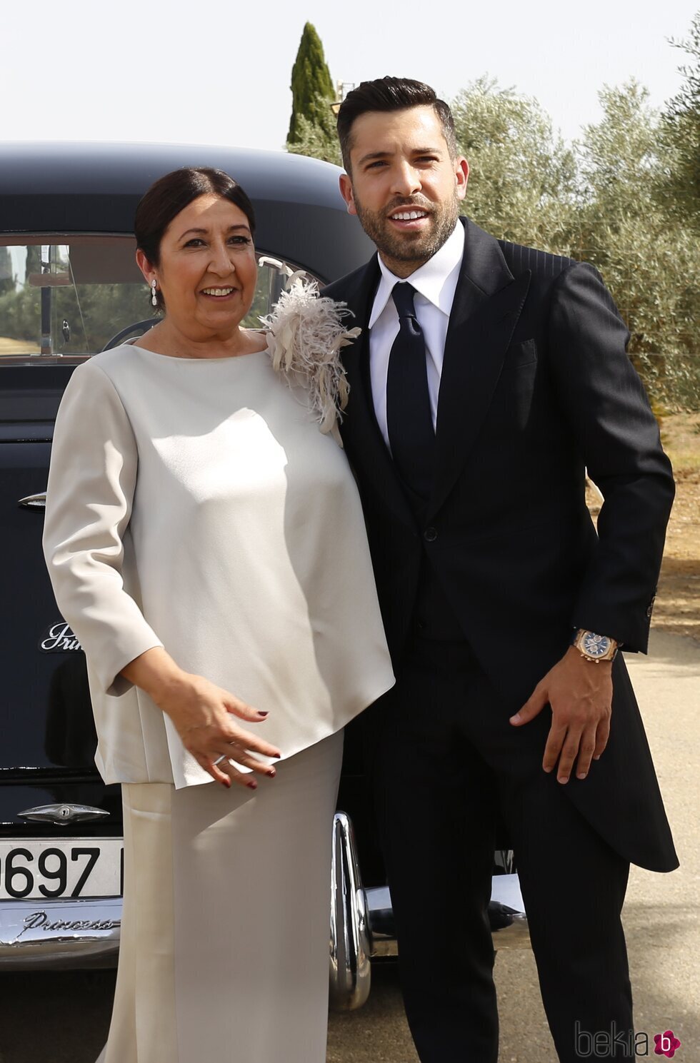 Jordi Alba posando con su madre tras su boda con Romarey Ventura