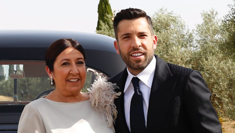 Jordi Alba posando con su madre tras su boda con Romarey Ventura