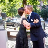 Mary de Dinamarca y Guillermo Alejandro de Holanda se saludan con un beso en una cena en Grote Kerk