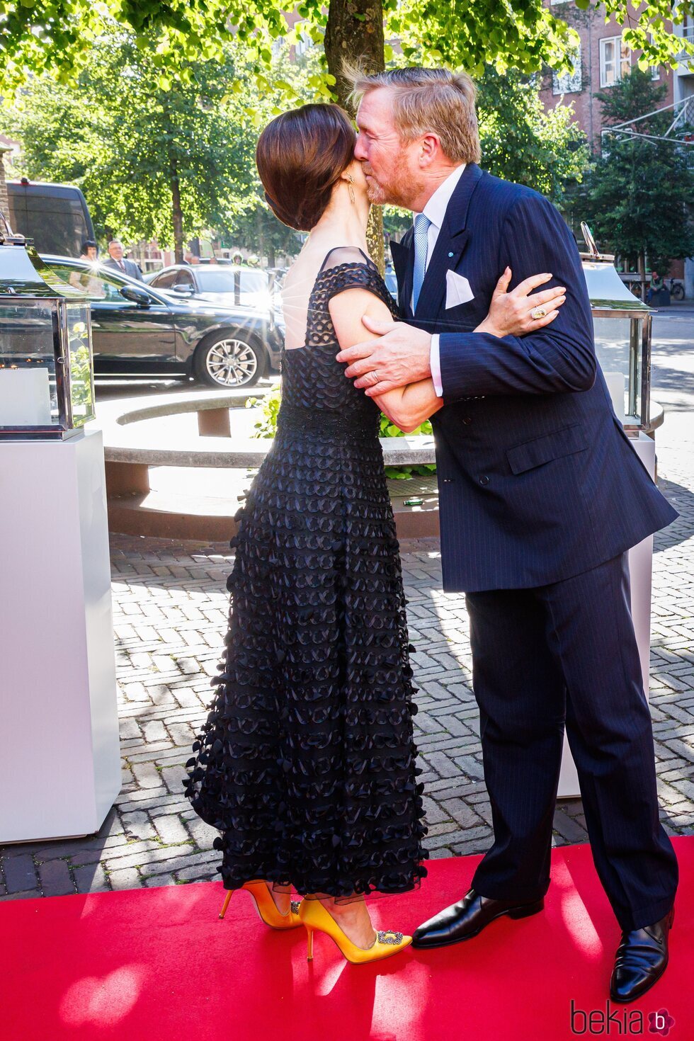 Mary de Dinamarca y Guillermo Alejandro de Holanda se saludan con un beso en una cena en Grote Kerk