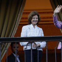 La Reina Sofía y SIlvia de Suecia saludando desde el balcón del Ayuntamiento de Salamanca