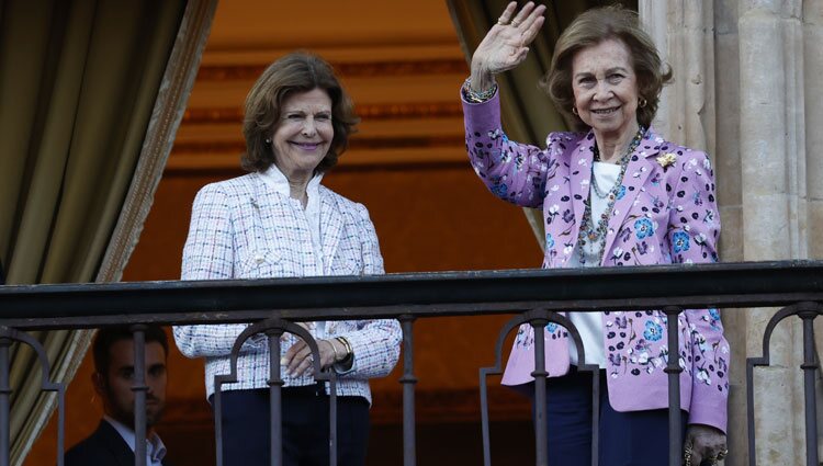 La Reina Sofía y SIlvia de Suecia saludando desde el balcón del Ayuntamiento de Salamanca