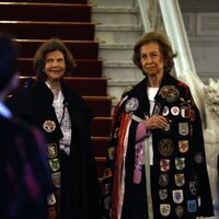 La Reina Sofía y Silvia de Suecia con capas de tuno en Salamanca