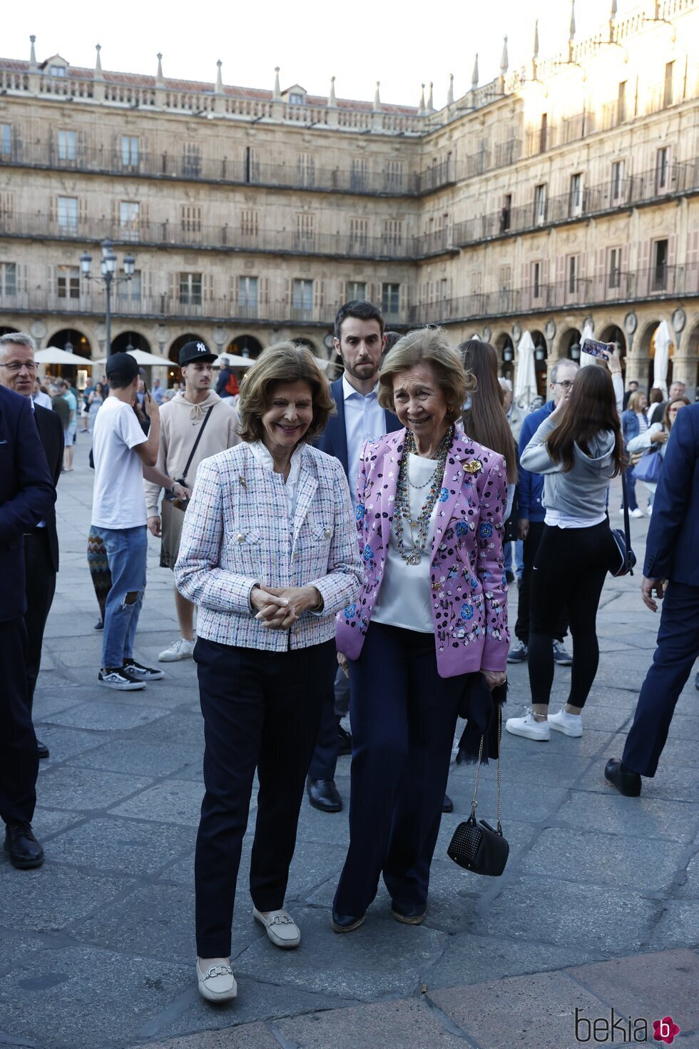 Silvia de Suecia y la Reina Sofía en la Plaza Mayor de Salamanca