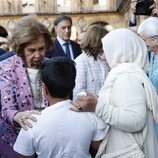 La Reina Sofía hablando con un niño en la Plaza Mayor de Salamanca