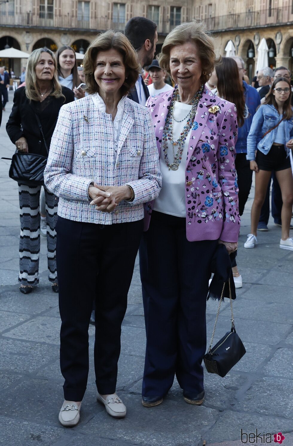 La Reina Sofía y Silvia de Suecia en la Plaza Mayor de Salamanca