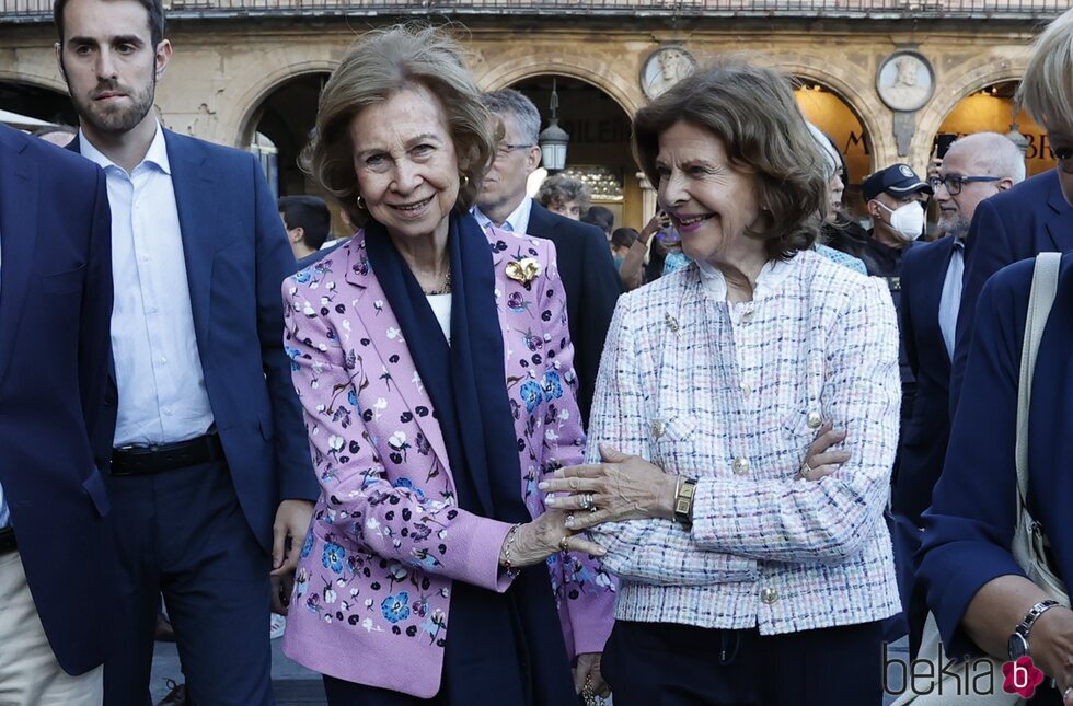 La Reina Sofía y Silvia de Suecia, muy cómplices en la Plaza Mayor de Salamanca