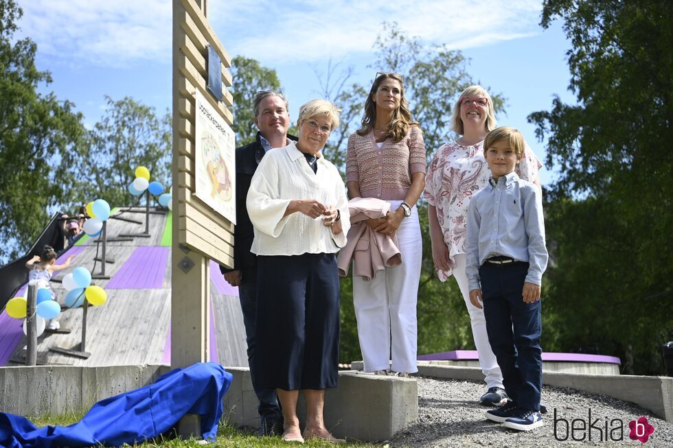 Nicolas de Suecia con Magdalena de Suecia y Chris O'Neill en la inauguración del Discovery Park en Skuleberget