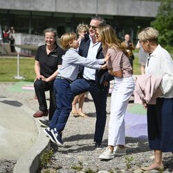 Nicolas de Suecia, muy cariñoso con sus padres en la inauguración del Discovery Park en Skuleberget