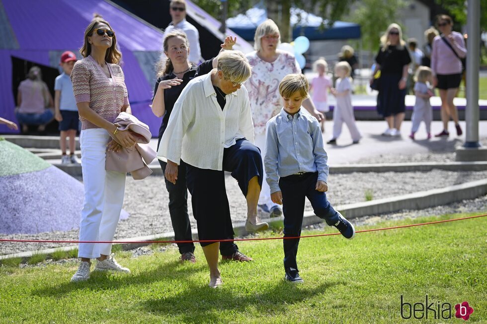 Nicolas de Suecia jugando en la inauguración del Discovery Park en Skuleberget