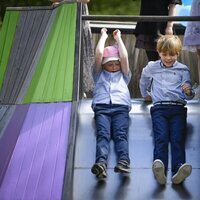 Nicolas de Suecia tirándose por un tobogán en la inauguración del Discovery Park en Skuleberget