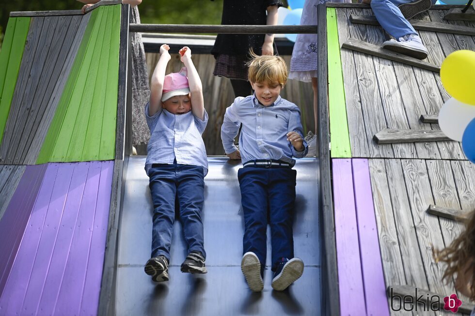 Nicolas de Suecia tirándose por un tobogán en la inauguración del Discovery Park en Skuleberget