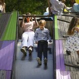 Magdalena de Suecia y Nicolas de Suecia tirándose por un tobogán en la inauguración del Discovery Park en Skuleberget