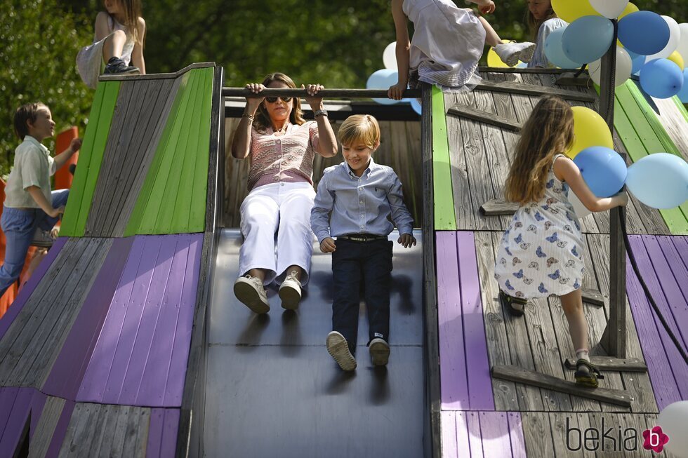 Magdalena de Suecia y Nicolas de Suecia tirándose por un tobogán en la inauguración del Discovery Park en Skuleberget