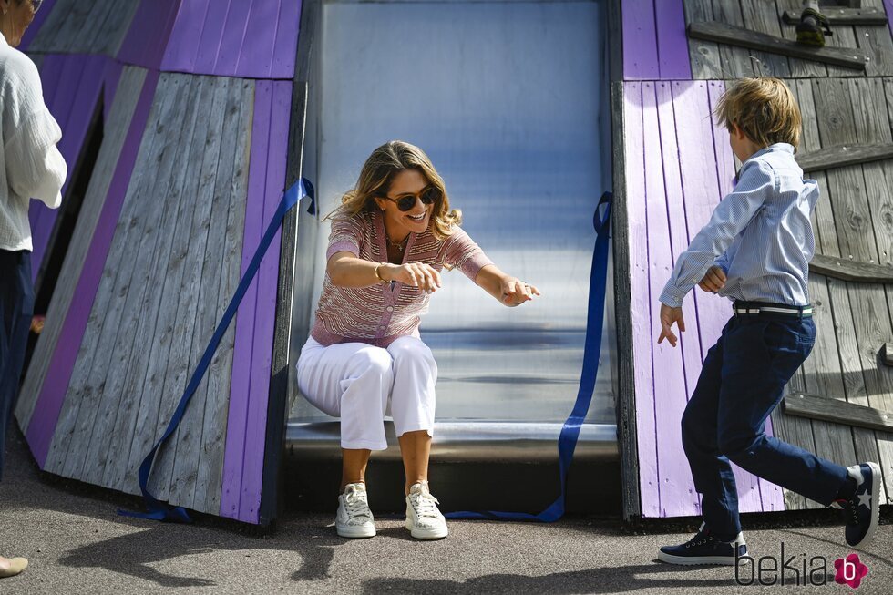 Magdalena de Suecia y Nicolas de Suecia tras tirarse por un tobogán en la inauguración del Discovery Park en Skuleberget