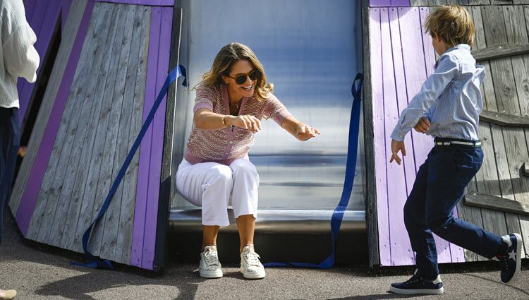 Magdalena de Suecia y Nicolas de Suecia tras tirarse por un tobogán en la inauguración del Discovery Park en Skuleberget