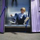 Nicolas de Suecia tras tirarse por un tobogán en la inauguración del Discovery Park en Skuleberget