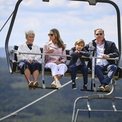 Magdalena de Suecia y Chris O'Neill y su hijo Nicolas de Suecia en un telesilla en la inauguración del Discovery Park en Skuleberget