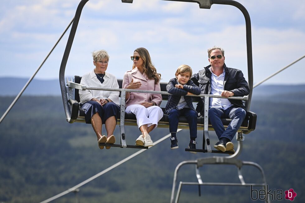 Magdalena de Suecia y Chris O'Neill y su hijo Nicolas de Suecia en un telesilla en la inauguración del Discovery Park en Skuleberget