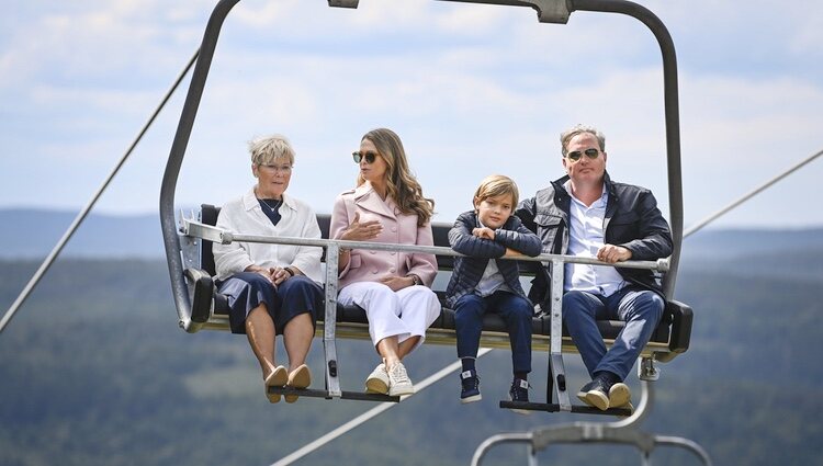 Magdalena de Suecia y Chris O'Neill y su hijo Nicolas de Suecia en un telesilla en la inauguración del Discovery Park en Skuleberget