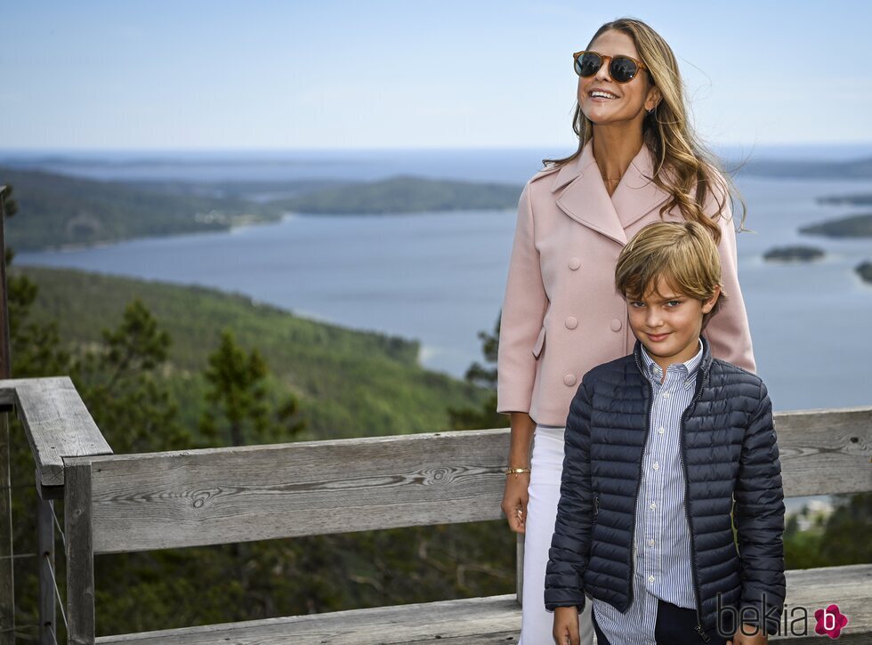 Magdalena de Suecia y su hijo Nicolas de Suecia en la inauguración del Discovery Park en Skuleberget