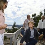 Nicolas de Suecia sonríe a Magdalena de Suecia en la inauguración del Discovery Park en Skuleberget