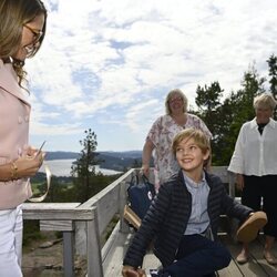 Nicolas de Suecia sonríe a Magdalena de Suecia en la inauguración del Discovery Park en Skuleberget