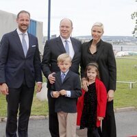 Haakon de Noruega, Alberto y Charlene de Mónaco y Jacques y Gabriella de Mónaco en la inauguración de una exposición en Oslo