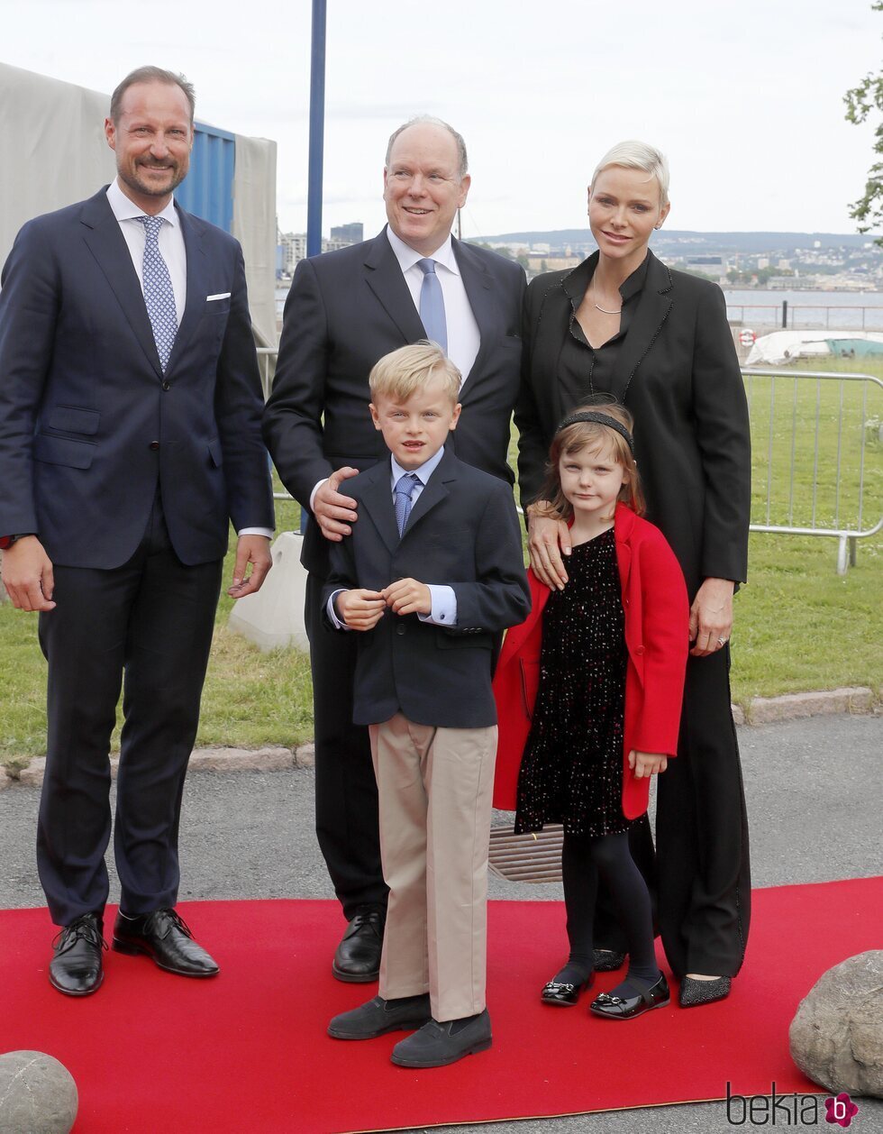 Haakon de Noruega, Alberto y Charlene de Mónaco y Jacques y Gabriella de Mónaco en la inauguración de una exposición en Oslo