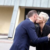 Haakon de Noruega y Charlene de Mónaco dándose un beso en la inauguración de una exposición en Oslo