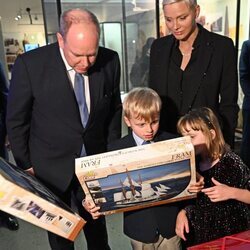 Jacques y Gabriella de Mónaco con unos juegos de Lego en presencia de Alberto y Charlene de Mónaco en una exposición en Oslo