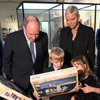 Jacques y Gabriella de Mónaco con unos juegos de Lego en presencia de Alberto y Charlene de Mónaco en una exposición en Oslo