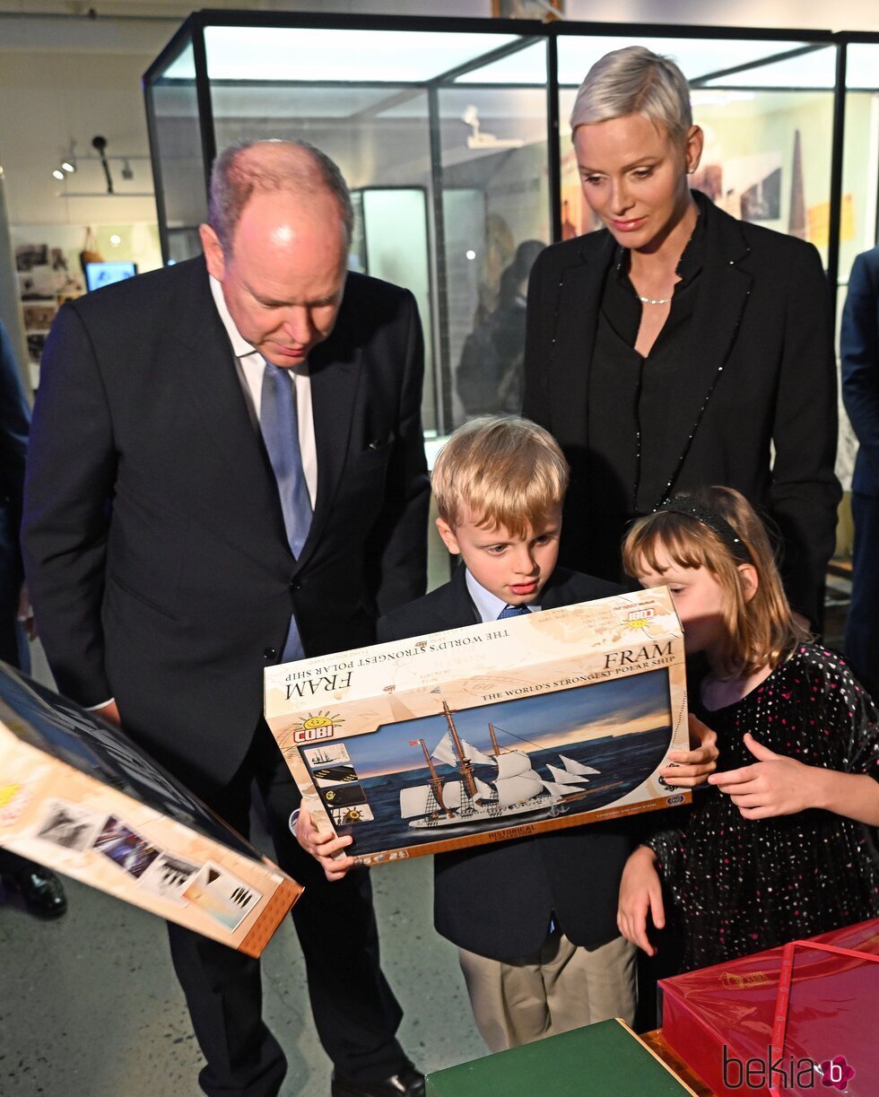 Jacques y Gabriella de Mónaco con unos juegos de Lego en presencia de Alberto y Charlene de Mónaco en una exposición en Oslo