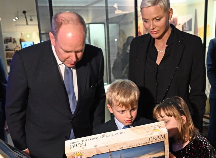 Jacques y Gabriella de Mónaco con unos juegos de Lego en presencia de Alberto y Charlene de Mónaco en una exposición en Oslo