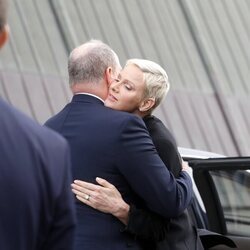 Alberto y Charlene de Mónaco abrazándose en la inauguración de una exposición en Oslo