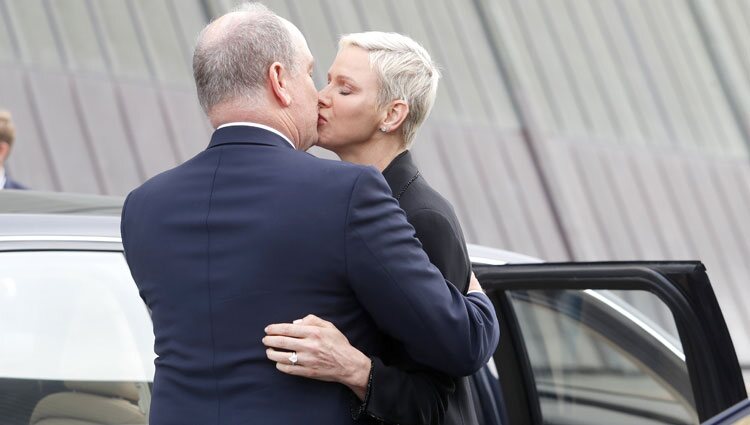 Alberto y Charlene de Mónaco besándose en la inauguración de una exposición en Oslo