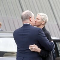 Alberto y Charlene de Mónaco besándose en la inauguración de una exposición en Oslo