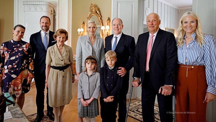 Alberto y Charlene de Mónaco y sus hijos con Harald y Sonia de Noruega, Haakon y Mette-Marit de Noruega y Marta Luisa de Noruega en un almuerzo