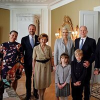 Alberto y Charlene de Mónaco y sus hijos con Harald y Sonia de Noruega, Haakon y Mette-Marit de Noruega y Marta Luisa de Noruega en un almuerzo